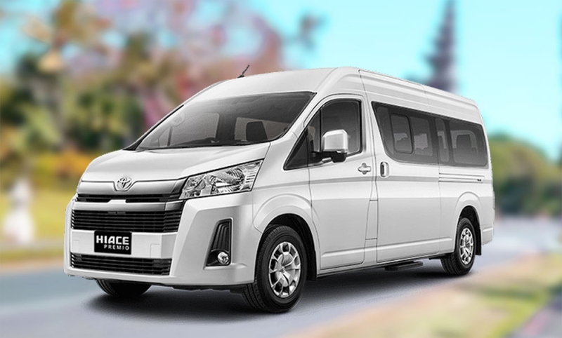 Toyota Hiace sebagai transportasi rombongan di Bandara Bali